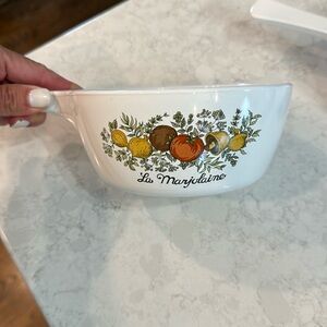 Corning Ware dishes with one lid